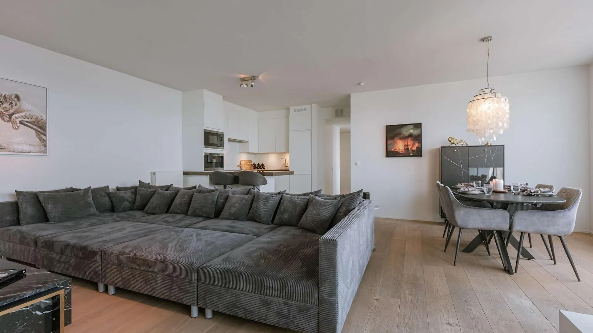 Modern Antwerp Apartment With City Views & 2 Bedrooms 0*,