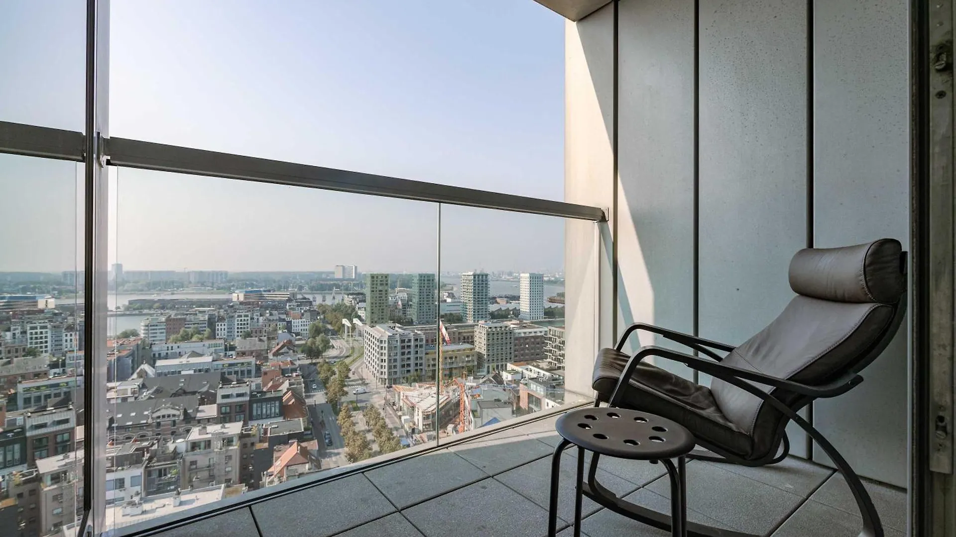 Modern Antwerp Apartment With City Views & 2 Bedrooms location