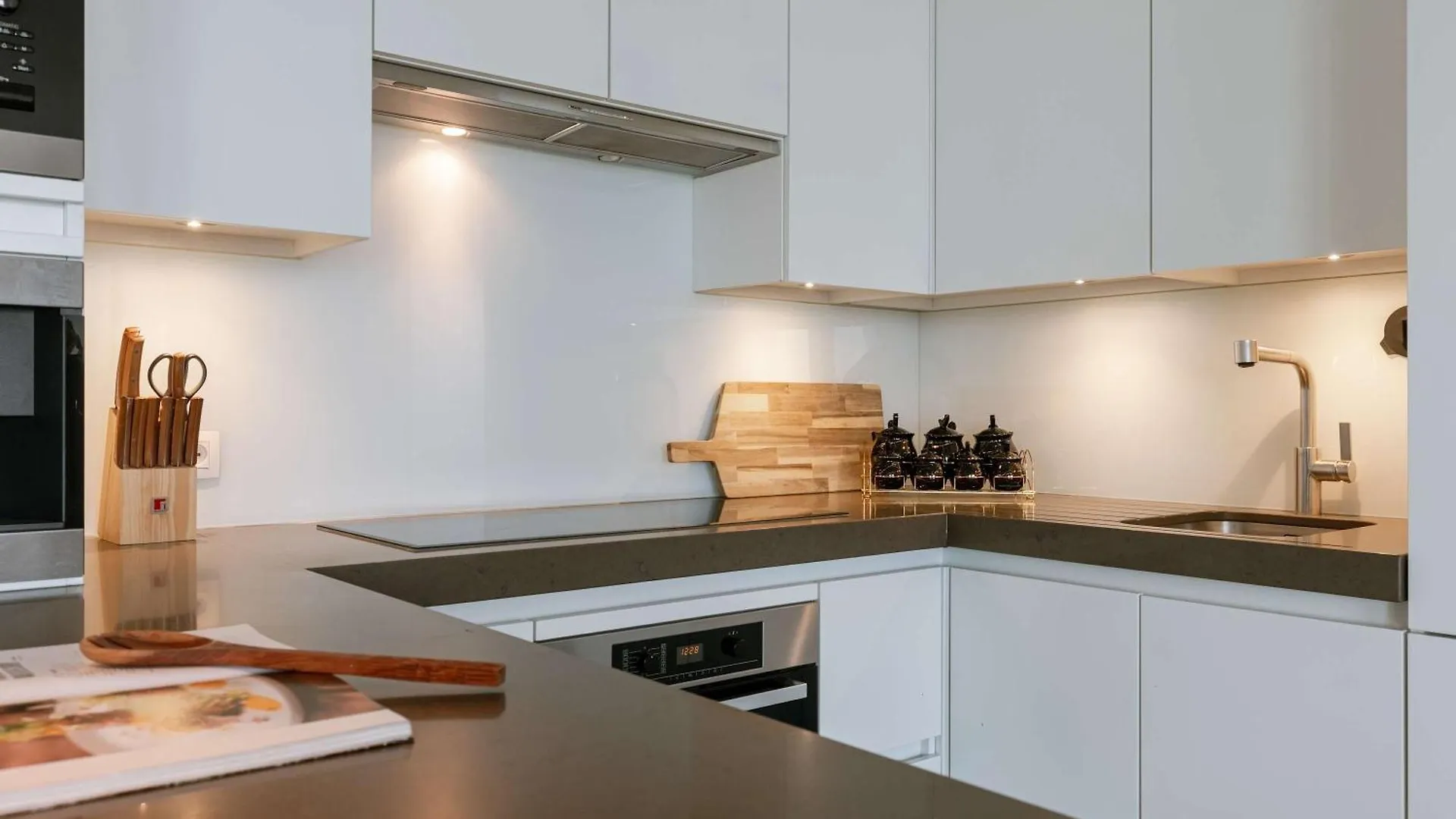 Modern Antwerp Apartment With City Views & 2 Bedrooms
